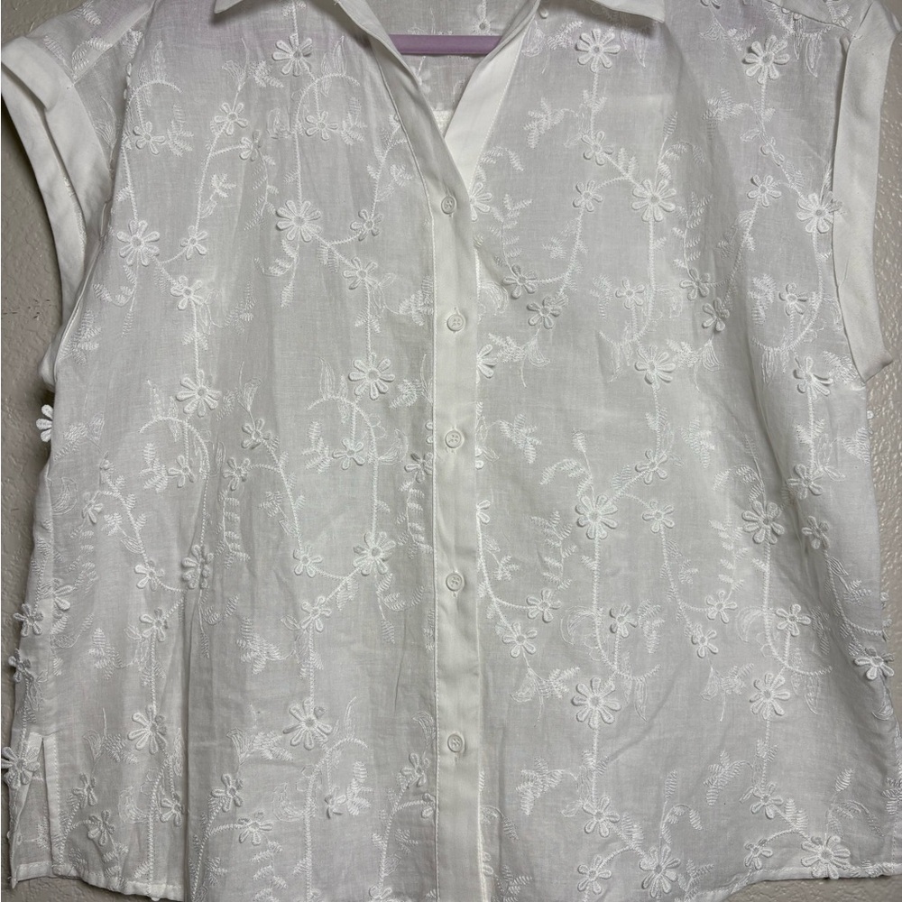 Beautiful Adrianna Papell White 3D Floral‎ Embroidered Boxy Cap Sleeve Blouse. M